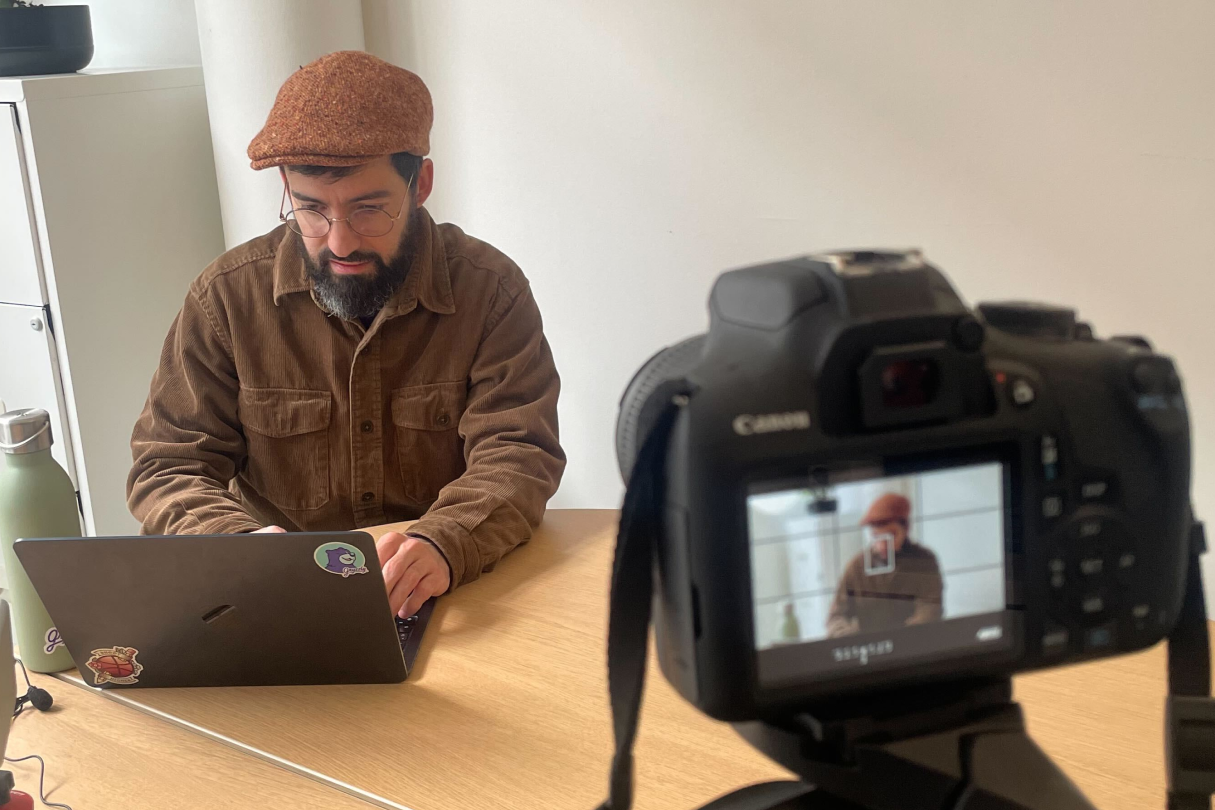 Photo de John en interview