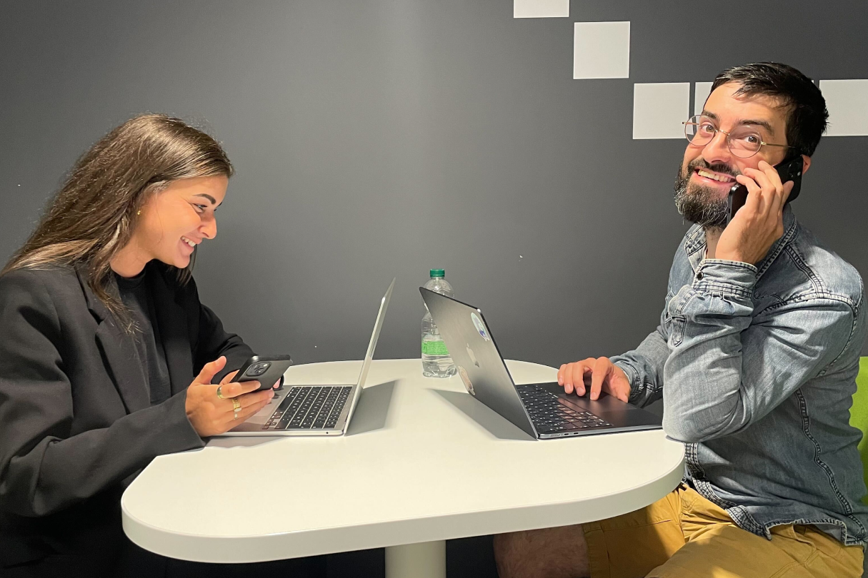 Photo de Julia et John au téléphone